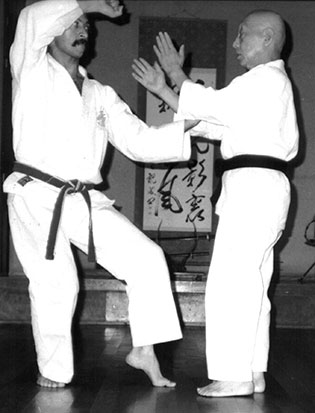 1986. Sensei Spinato en clase con el fundador del Japan Karate-do Itosu Kai, Ryusho Sakagami.